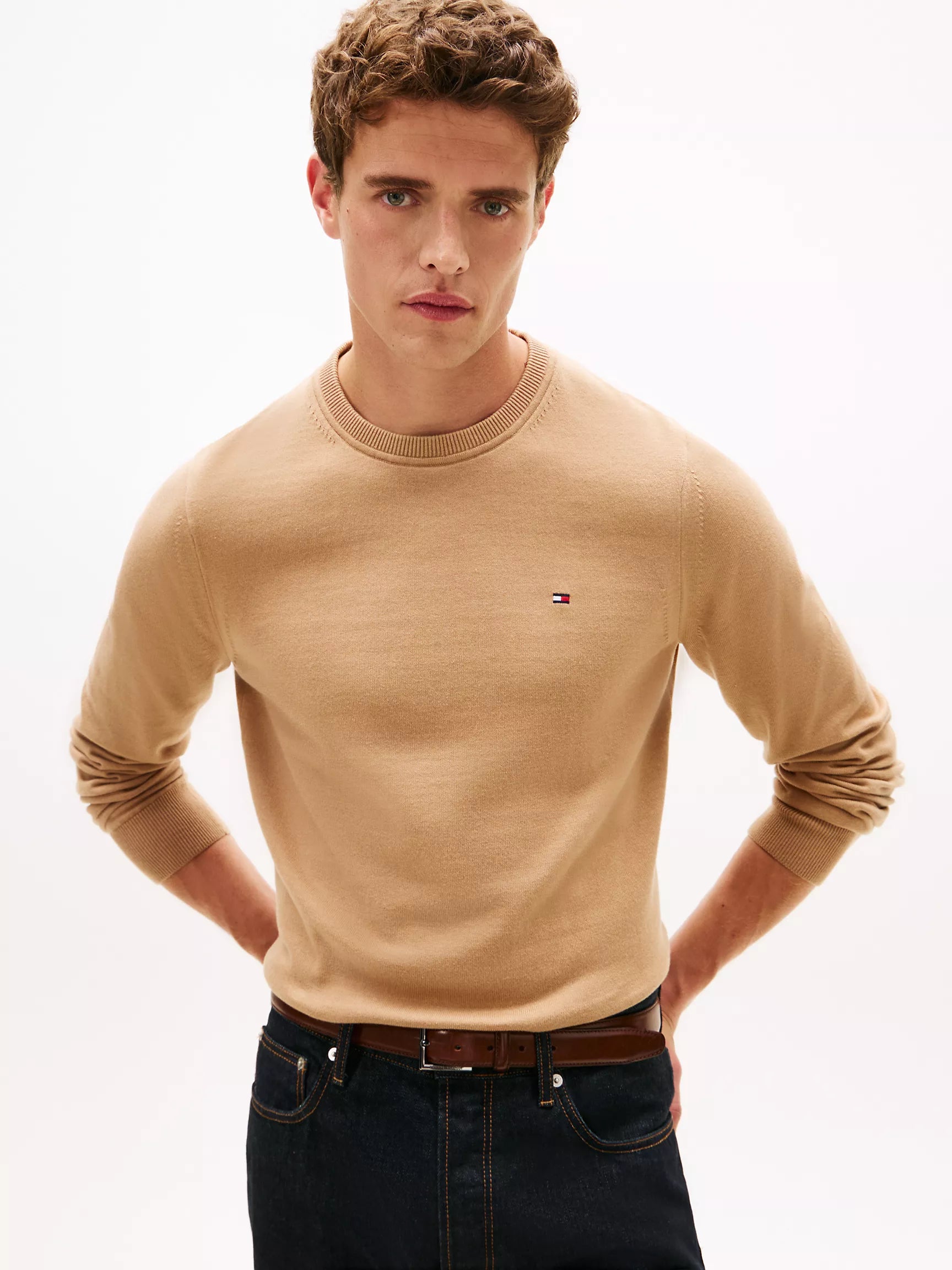 Sweater clásico cuello redondo Tommy Hilfiger - Camel