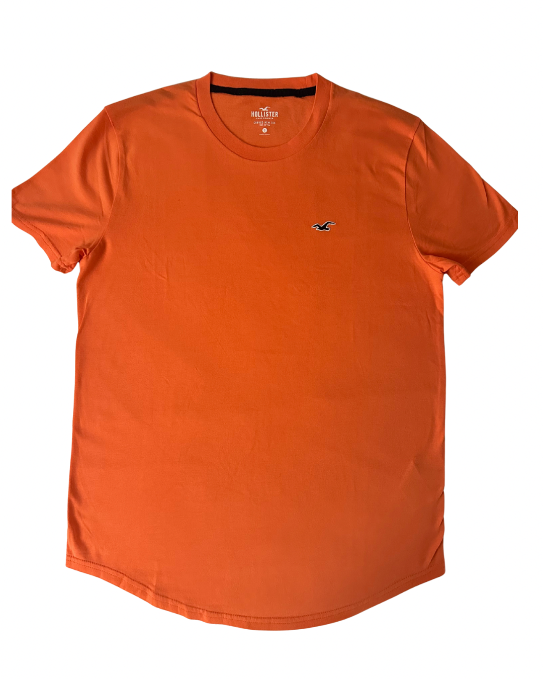 Camiseta básica Hollister color anaranjado con basta curvada